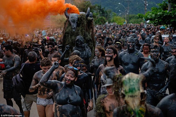 Đến Brazil xem lễ hội tắm bùn độc đáo 7
